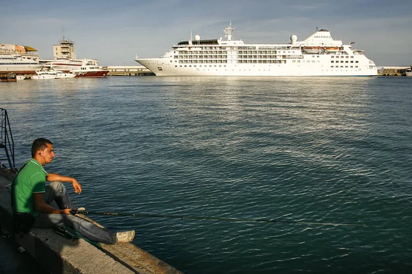 Man Looks Large Cruise Ship Port Yalta Crimea Ukraine June — Stock Photo, Image
