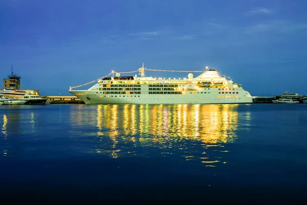 Avond Uitzicht Een Groot Cruiseschip Haven Van Jalta Krim Oekraïne — Stockfoto