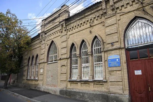 在乌克兰文尼西亚的老建筑前Reicher犹太教堂。September 2020 — 图库照片