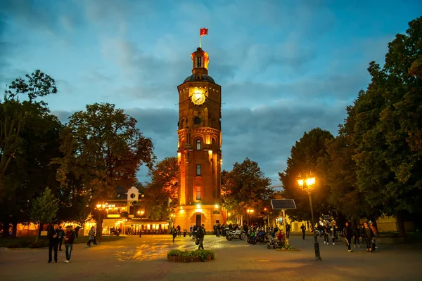 Eski su kulesinin akşam manzarası, şimdi Ukrayna, Vinnytsia 'nın merkezindeki müze. Eylül 2020. Yüksek kalite fotoğraf