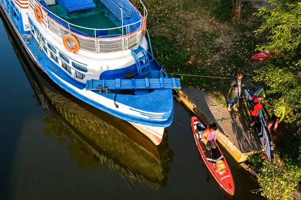 Stand Paddle Board Groupe Paddleboard Près Parking Des Bateaux Tourisme — Photo