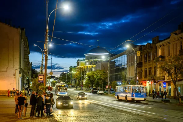 Wieczorny Widok Ulicę Soborną Niebieskim Trolejbusem Historycznym Centrum Winnicy Ukraina — Zdjęcie stockowe