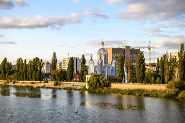 Ukrayna, Vinnytsia 'daki Güney Böceği nehrinin üzerindeki Yunan Katolik Kutsal Bakire Meryem Kilisesi. Eylül 2020. Yüksek kalite fotoğraf