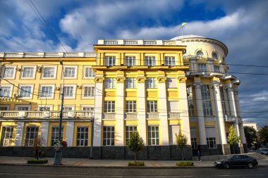 Vinnytsia, Ukrayna 'daki Soborna Caddesi' nde Bölge Konseyi 'nin tarihi binası. Eylül 2020. Yüksek kalite fotoğraf