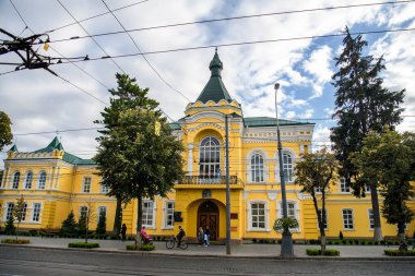 Eski ve Bizans mimarisi unsurları ile eklektik sarayın genel görünümü. Vinnytsia, Ukrayna 'daki Ticaret ve Ekonomi Enstitüsü. Eylül 2020