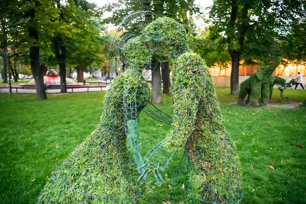 公園内の恋人のカップルの形をした装飾的な植物公園の数字 ウクライナのヴィニティシア 2020年9月 高品質の写真 — ストック写真