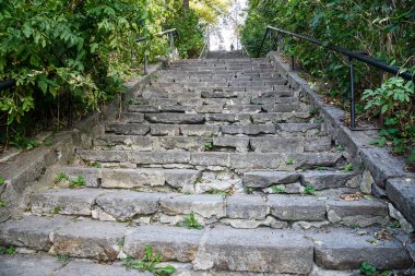 Vinnytsia, Ukrayna 'daki eski parktaki Güney Böceği' ne giden ünlü taş merdivenler. Eylül 2020. Yüksek kalite fotoğraf