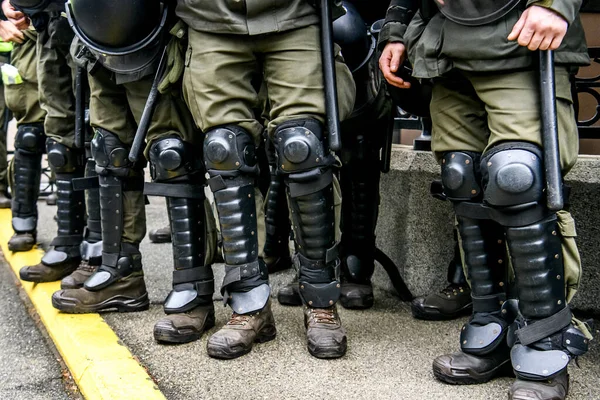 Jambes Policier Munitions Protection Uniforme Vert Genouillères Casques Bâtons Bottes — Photo