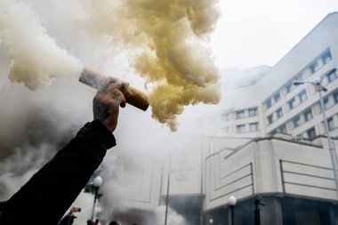 Protestocu, 30 Ekim 2020 'de Ukrayna' nın Kyiv kentindeki Anayasa Mahkemesi binasının önünde düzenlenen mitingde sis bombası tutuyor. Yüksek kalite fotoğraf