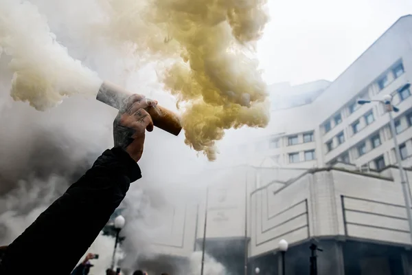 Tüntető Füstbombát Tart Egy Tüntetésen Alkotmánybíróság Épülete Előtt Kijevben Ukrajnában — Stock Fotó