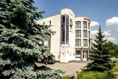 Ukrayna 'nın Kyiv kentindeki Dinyeper' in sol kıyısındaki Akademik Drama ve Komedi Tiyatrosu 'nun modern binası. Mayıs 2011. Yüksek kalite fotoğraf