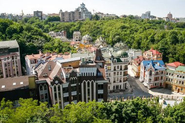 Vozdvyzhenska caddesine bak, Ukrayna 'nın Kyiv ilçesinin Podil ilçesinde tarihi bölgede yeni bir bölge. Mayıs 2011. Yüksek kalite fotoğraf