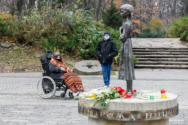 Een Oudere Vrouw Buurt Van Het Monument Voor Slachtoffers Van — Stockfoto