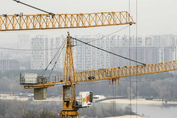 Stavební jeřáby na pozadí levého břehu okrsků Kyjev, Ukrajina. Listopad 2020 — Stock fotografie
