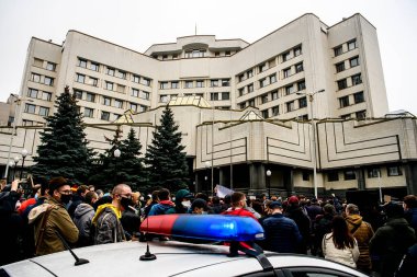 30 Ekim 2020 'de Ukrayna' nın Kyiv kentindeki Anayasa Mahkemesi binası önünde eylem. Yüksek kalite fotoğraf