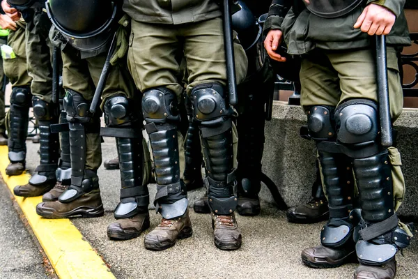 Nogi Policjantów Amunicji Ochronnej Zielonym Mundurze Klocki Kolana Kaski Pałki — Zdjęcie stockowe