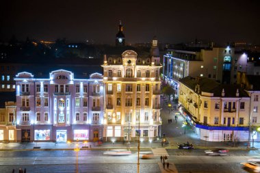 Ukrayna 'nın tarihi merkezi Vinnytsia' da Independence Meydanı ve Soborna Caddesi 'nin gece hava panoramisi. Kasım 2020