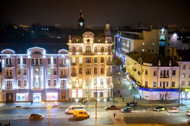 Ukrayna 'nın tarihi merkezi Vinnytsia' da Independence Meydanı ve Soborna Caddesi 'nin gece hava panoramisi. Kasım 2020