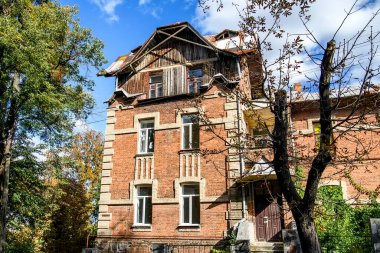 Vinnytsia, Ukrayna 'daki Southern Bug nehrinin üzerindeki parktaki ünlü tarihi malikane. Eylül 2020. Yüksek kalite fotokopi.
