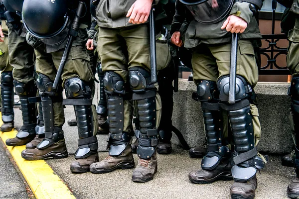 Legs Policemen Protective Ammunition Green Uniform Knee Pads Helmets Batons — Stock Photo, Image