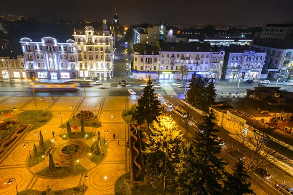 Ukrayna 'nın tarihi merkezi Vinnytsia' da Independence Meydanı ve Soborna Caddesi 'nin gece hava panoramisi. Kasım 2020