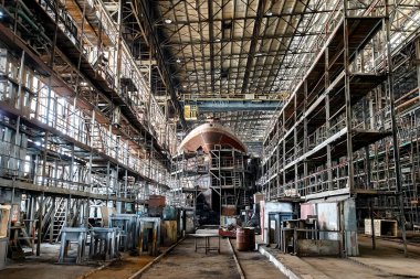 Ukrayna 'nın başkenti Kyiv' de bir gemi inşaatı ve silah şirketi olan Kuznya na Rybalskomu 'nun sanayi öncülüğünde tamamlanmamış bir gemi. Nisan 2016. Yüksek kalite fotoğraf