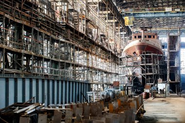 Ukrayna 'nın başkenti Kyiv' de bir gemi inşaatı ve silah şirketi olan Kuznya na Rybalskomu 'nun sanayi öncülüğünde tamamlanmamış bir gemi. Nisan 2016. Yüksek kalite fotoğraf