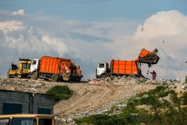 Bir çöp kamyonu Ukrayna 'nın Kyiv yakınlarındaki büyük bir çöp sahasına çöp boşaltıyor. Mayıs 2016. Yüksek kalite fotoğraf