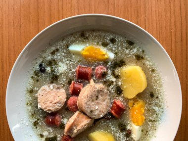 Geleneksel Polonya çorbası yumurta, beyaz ve kırmızı sosisli Zurek. Yüksek kalite fotoğraf