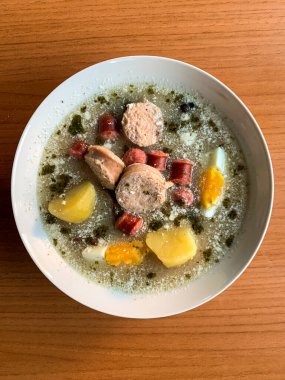 Geleneksel Polonya çorbası yumurta, beyaz ve kırmızı sosisli Zurek. Yüksek kalite fotoğraf