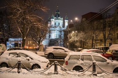 Ukrayna, Kyiv 'deki Desyatynna Caddesi' nden St. Andrew Kilisesi 'nin akşam karlı manzarası. Aralık 2020. Yüksek kalite fotoğraf