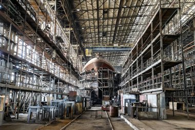 Sanayi bölgesinde tamamlanmamış gemi Kuznya na Rybalskomu, gemi yapımı ve silah şirketi. Kyiv, Ukrayna