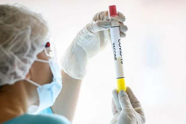 Kvinne Beskyttelsesdrakt Ansiktsmaskeholder Testtube Med Vaksineprøver Mot Coronavirus Covid 2019 – stockfoto