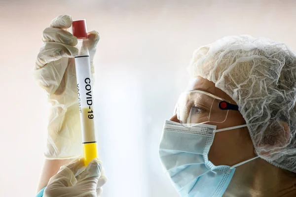 Koruyucu Giysili Yüz Maskeli Bir Kadın Coronavirus Covid Karşı Aşı — Stok fotoğraf