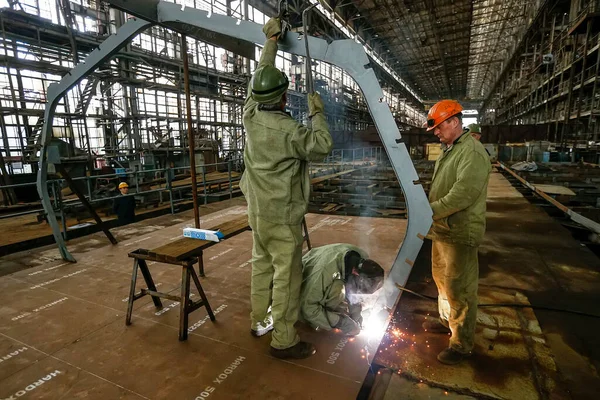 Soldador en local industrial en el astillero Kuznya na Rybalskomu, una empresa de construcción naval y armamento en Kiev, Ucrania. —  Fotos de Stock