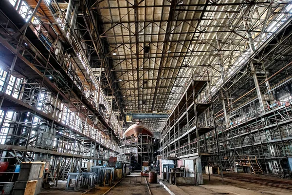 Befejezetlen hajó ipari telephelyen a hajógyár Kuznya na Rybalskomu, hajógyártás és fegyverkezési vállalat.Kijev, Ukrajna — Stock Fotó