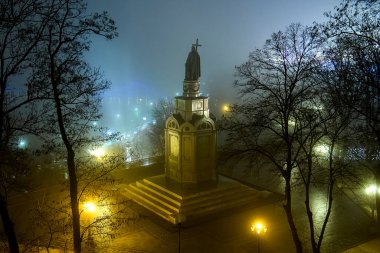 Kutsal Volodymyr Anıtı 'nın sisli manzarası ve yaya köprüsü olan Dinyeper Nehri. Kyiv, Ukrayna. Aralık 2020. Yüksek kalite fotoğraf