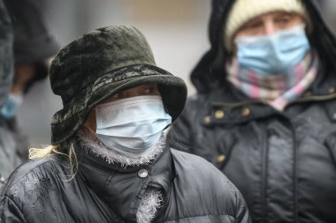 Koronavirüs Covid 19 'a karşı koruyucu maskeli yaşlı insanlar Ukrayna, Kyiv' de sokakta. Ocak 2021. Yüksek kalite fotoğraf