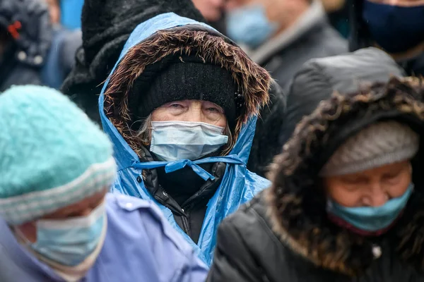 Пожилые Люди Защитных Масках Коронавируса Covid Улице Киеве Украина Январь — стоковое фото