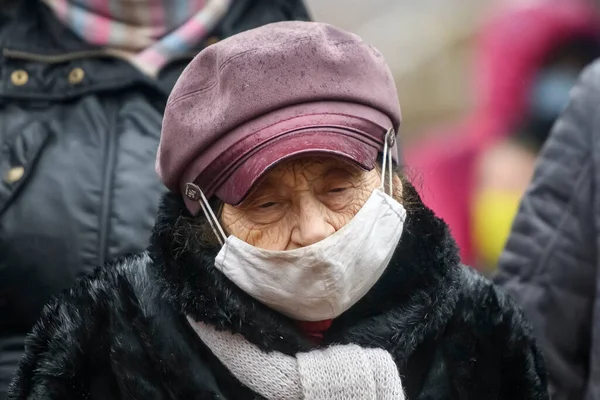 Starsza Kobieta Masce Ochronnej Przed Koronawirusem Covid Ulicy Kijowie Ukraina — Zdjęcie stockowe
