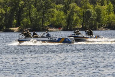 Ukrayna Ulusal Polisi Eğitimi. Nehir polisi bir anti-terör operasyonunu eğitiyor. Kyiv, Ukrayna. Mayıs 2017. Yüksek kalite fotoğraf