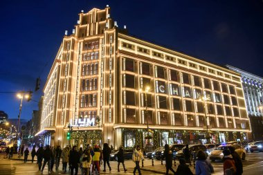 Ukrayna 'nın ana caddesi Khreshchatyk' teki TSUM veya Merkez Mağaza Binası 'nın aydınlanma manzarası. Ocak 2021