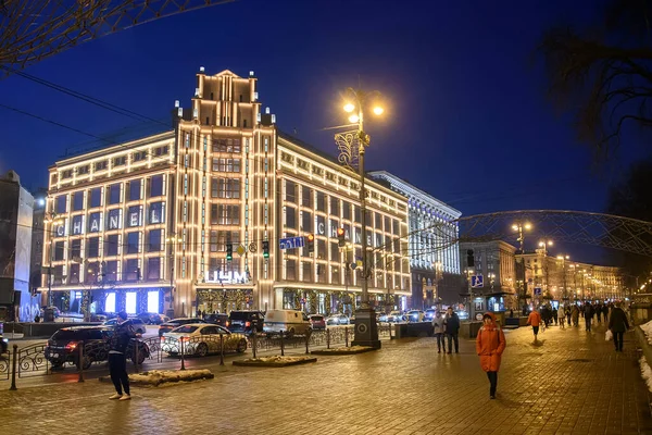 位于乌克兰基辅主要街道赫雷什恰特克 Khreshchatyk 的Tsum或中央百货公司大楼的照明修复夜景 2021年1月 — 图库照片