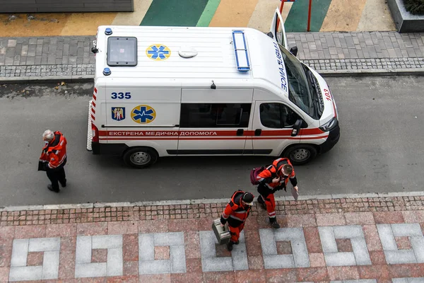 Група лікарів швидкої допомоги біля машини швидкої допомоги на вулиці в Києві, Україна. Січень 2021 — стокове фото