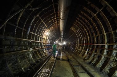 Yeraltı metro tüneli. Ukrayna 'nın Dnipro şehrinde bir metro hattı inşa ediliyor. Ağustos 2017