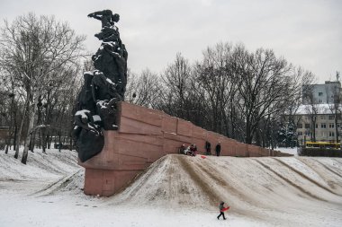 Ukrayna, Kyiv 'deki Babyn Yar' daki Nazizm kurbanlarının anısına. Çocuklar Memorial yakınlarındaki kızaklara binip kayıyorlar..