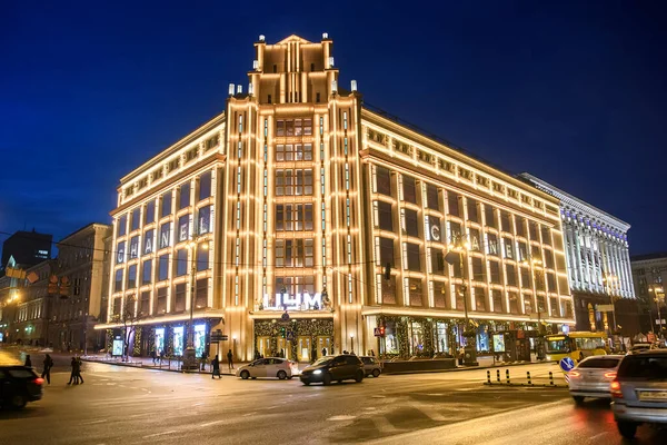 Vista nocturna del edificio iluminado de TSUM o de los grandes almacenes centrales en Khreshchatyk, calle principal de Kiev, Ucrania — Foto de Stock