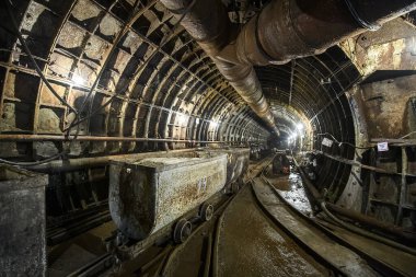 Tramvaylar metro tünelinde duruyor. Ukrayna 'nın Dnipro şehrinde bir metro hattı inşa ediliyor.. 