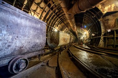 Tramvaylar metro tünelinde duruyor. Ukrayna 'nın Dnipro şehrinde bir metro hattı inşa ediliyor.. 