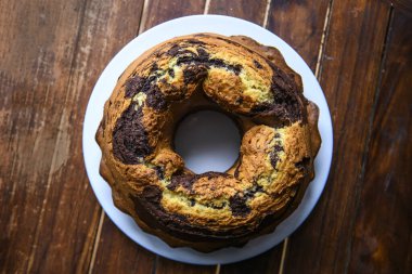 Koyu ahşap arka planda ev yapımı çikolatalı turuncu pasta. Yüksek kalite fotoğraf